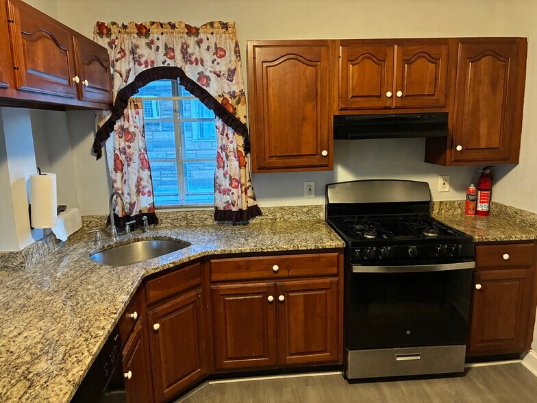 Building Photo - 722 Woodlawn Ave