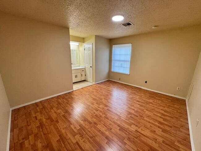 Building Photo - Beautifully updated, 3 bed 2 bath home in Moore, ready for move in! New granite, paint and fixtures!