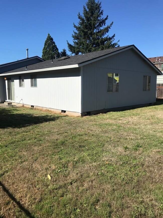 Building Photo - Spacious 3 bdrm/1.5 bath, Garage, Fenced B...