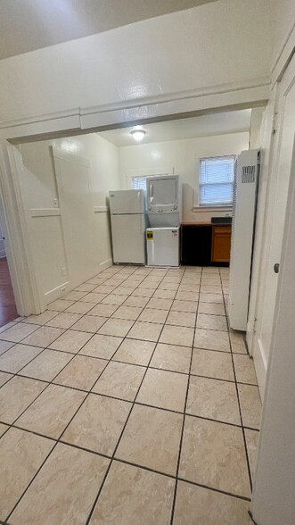 Building Photo - 566 53rd St