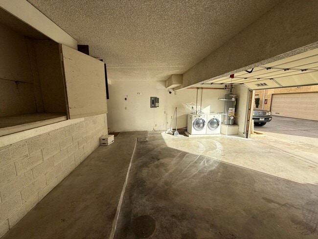 Building Photo - Prime Location End-Unit 3BR 2.5BA Townhome for Rent