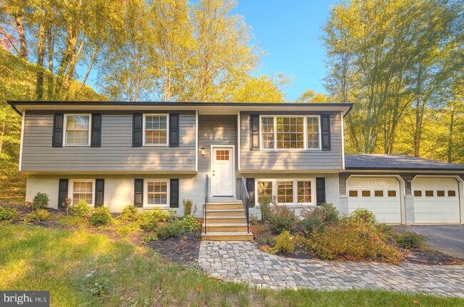 Building Photo - 9000 Marcellas Dr