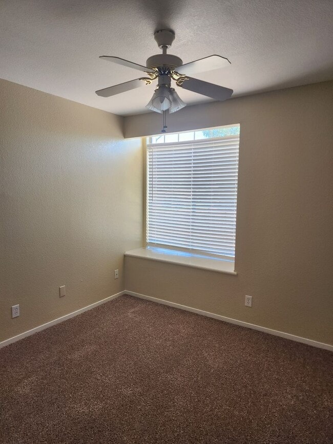Building Photo - 3 Bedroom 2 Bath in HOA Community with Com...