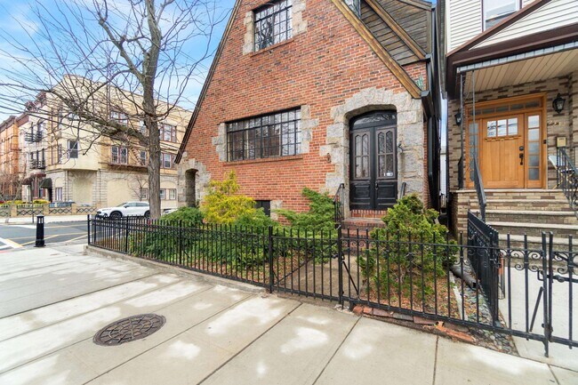 Building Photo - 2314 Palisade Ave