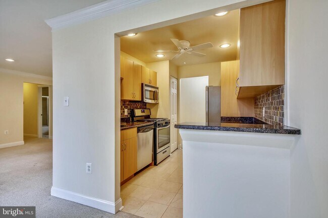 Building Photo - 1952 Kennedy Dr