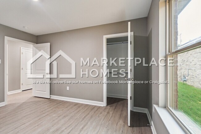 Building Photo - 814 W 21st St