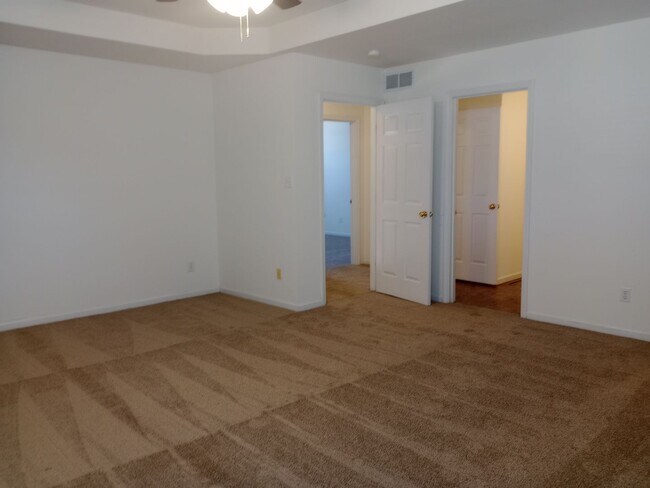 Building Photo - 1729-1731-1731 Louise Cir