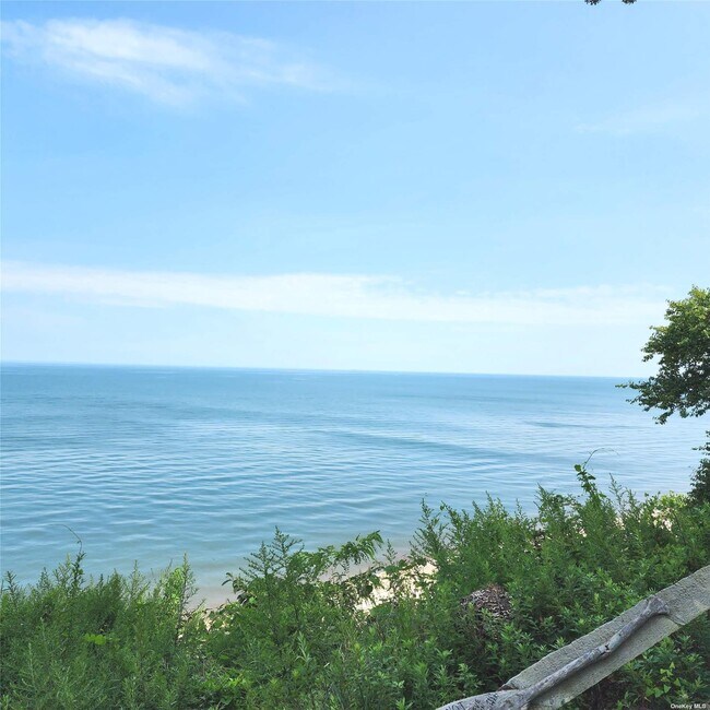 Building Photo - 384 Soundview Dr