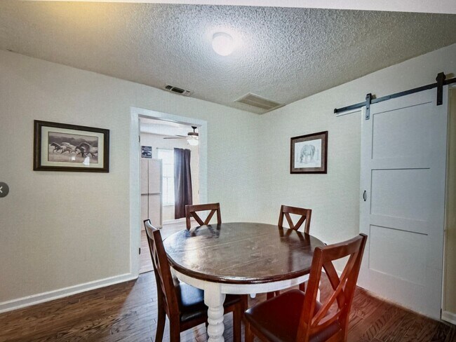Building Photo - Move in special $500.00 Off 1st month rent!! Country style living on the hill but within the city