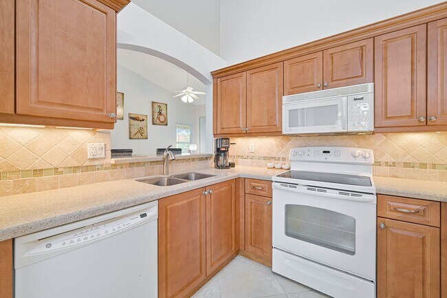 Building Photo - NOW AVAILABLE - Gorgeous Condo in Huntington Lakes!