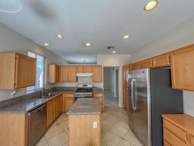 Building Photo - Charming Single-Story Home in a Prime Loca...