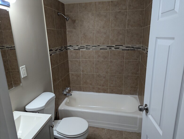 Building Photo - 1026 Fredonia Ct