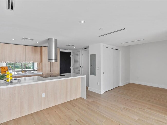 Building Photo - 9901 W Bay Harbor Dr