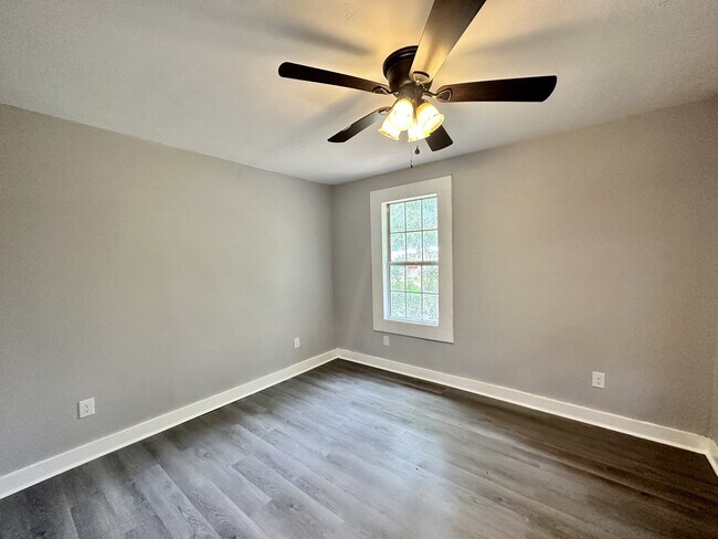 Building Photo - 3021 Creekwood Ln