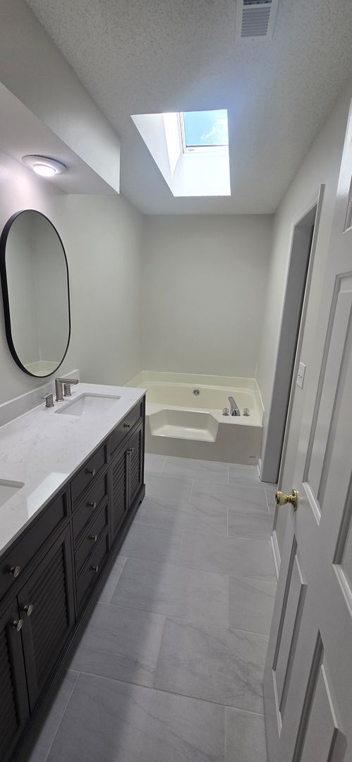 Building Photo - Great clean one level condo convenient to ...