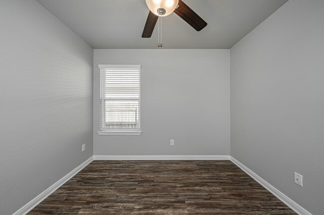 Building Photo - 525 Fallbrook Dr