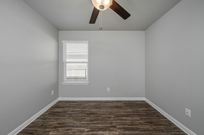 Building Photo - 611 Fallbrook Dr