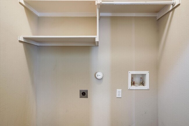 Building Photo - Beautiful 3 Bedroom Townhome Located in Georgetown, TX!