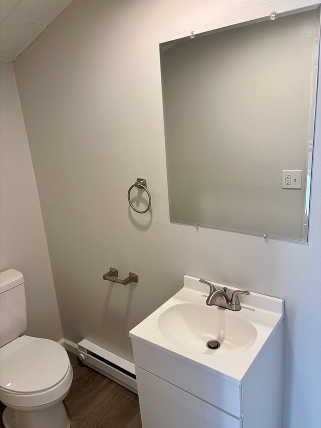 Building Photo - Check Out This 3-Bed/1.5-Bath House in Blu...