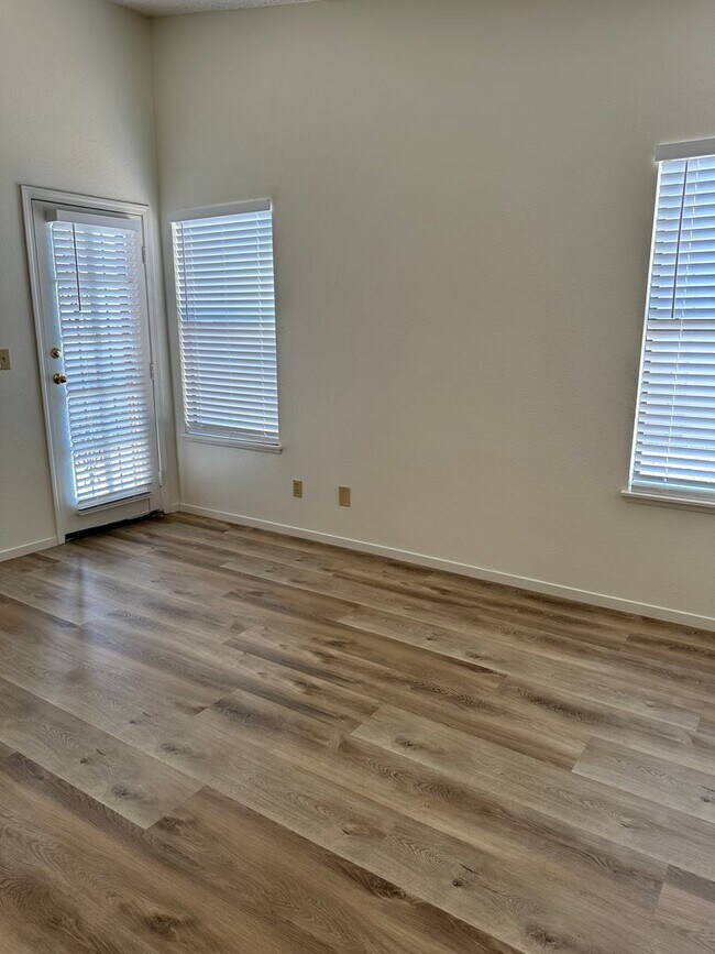 Building Photo - Gorgeous 2 bed/2Ba Home
