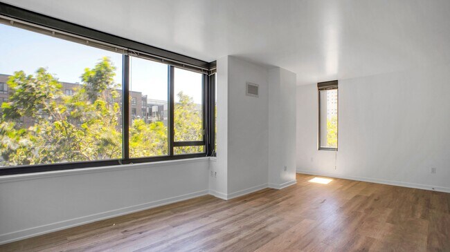 Building Photo - 250 King St