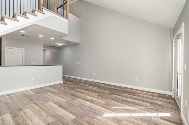 Building Photo - 360 S Elm St