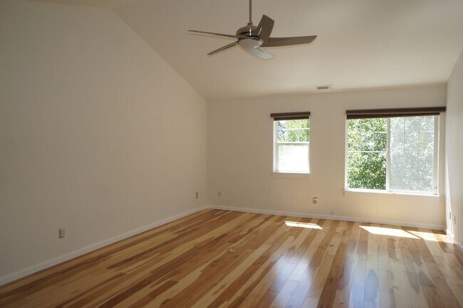 Building Photo - Spectacular SW Liar Hill 3 bedroom Townhouse