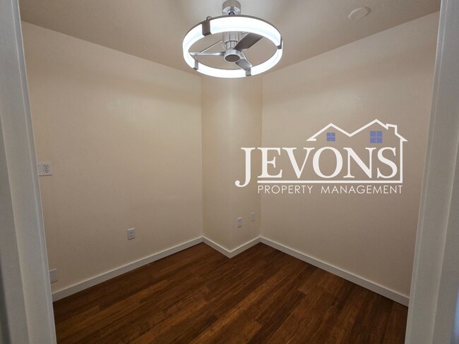 Building Photo - Move-in special: Get $500 off your first month’s rent!