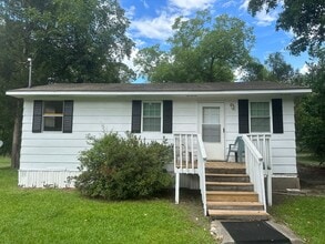 Building Photo - Updated 2BR Home with Large Yard in Batesburg