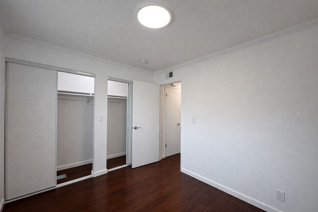 Building Photo - Updated 2 Bed / 1 Bath - Ground Floor Condo - Commuter-Friendly Location