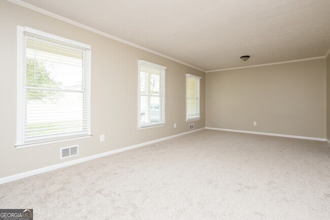 Building Photo - 680 N Kingsley Dr