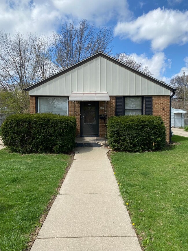 Building Photo - 2BR SINGLE FAMILY HOME, YARD, GARAGE, FULL...