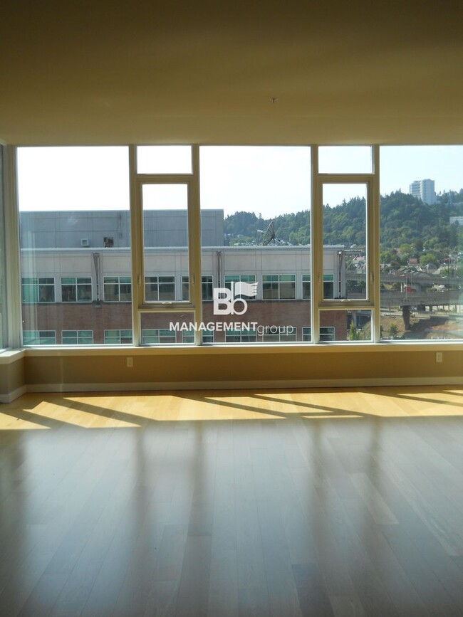 Building Photo - The Strand- Beautiful One-Bedroom With Riv...