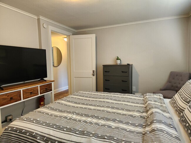 Building Photo - Cozy Apartment located near UAMS!