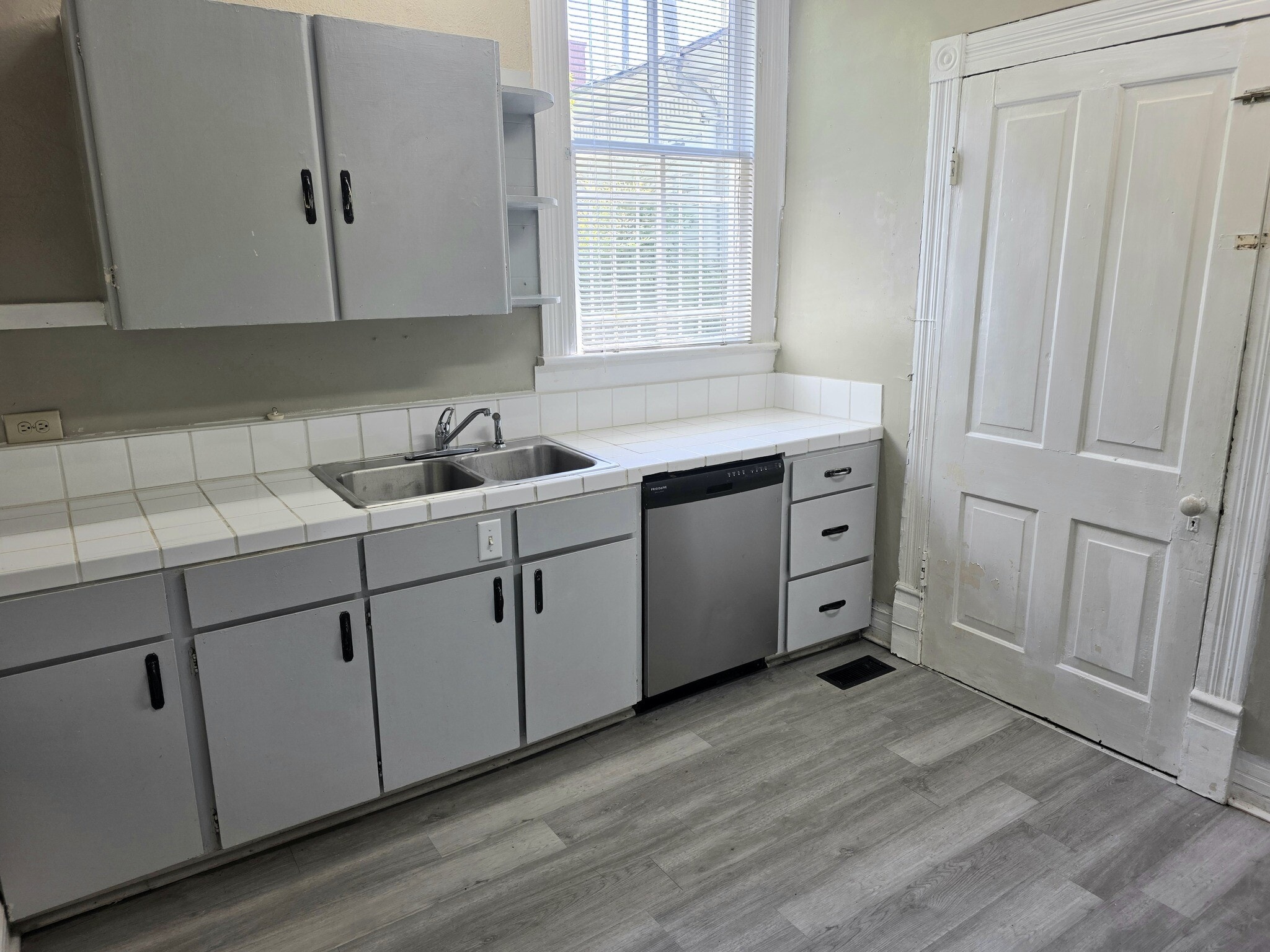 Kitchen - 2511 Napier Ave