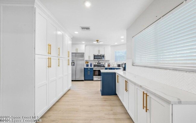 Building Photo - 6765 Angeles Rd