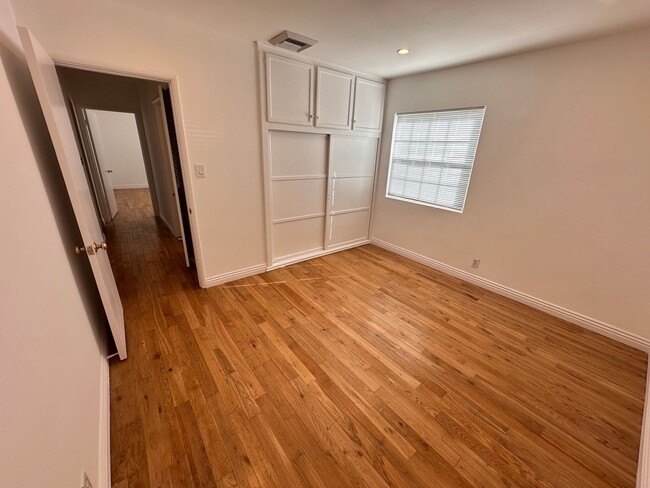 Building Photo - Front Home of Single Family Duplex in Gardena