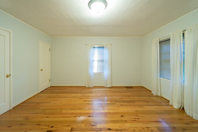 Building Photo - Charming and Well-Maintained Home in a Serene Neighborhood