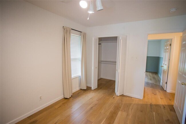Building Photo - 202 W Crestland Dr