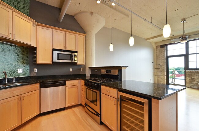 Building Photo - Amazing 2-Bedroom 2-Bathroom Condo with vi...