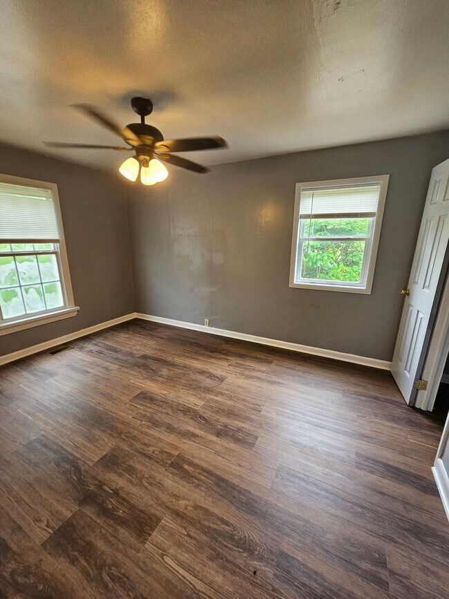 Building Photo - Home in Benton