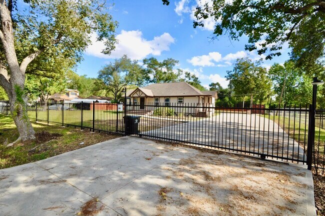 Building Photo - 7238 Evans St