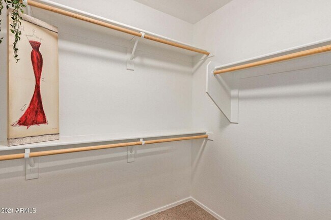 Building Photo - Eagle Glen Cul-de-sac Beauty