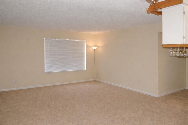 Building Photo - 910 Duncan Ln