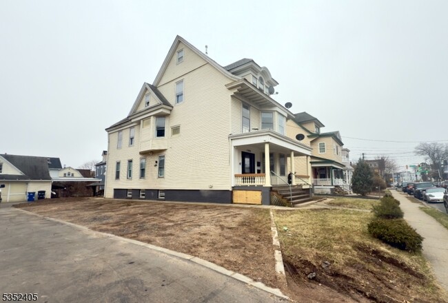 Building Photo - 1044 Sanford Ave