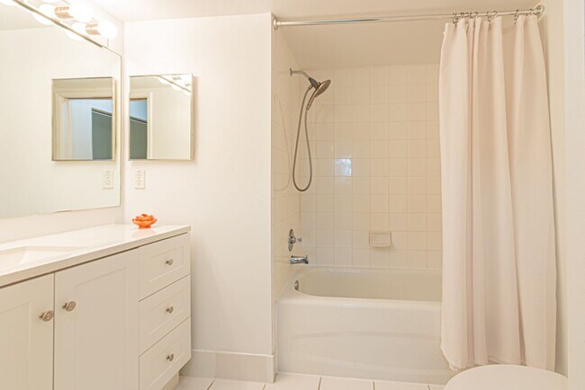 Building Photo - End-Unit 3-Bed Condo Near Downtown Naples & Beaches | Gated Resort-Style Community