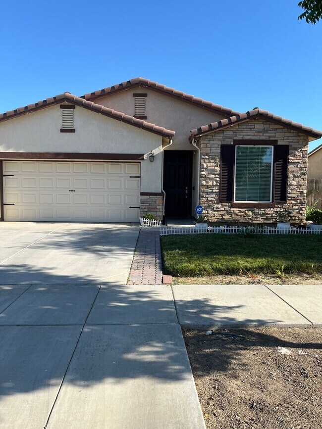 Building Photo - 2487 N Mountainside Dr