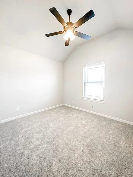 Building Photo - 430 Willow Dr
