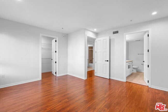 Building Photo - 1401 S St Andrews Pl