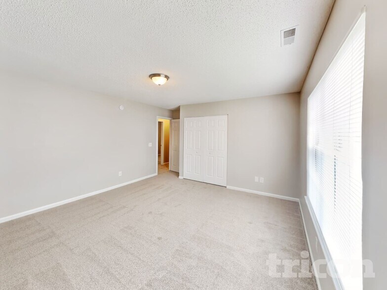 Building Photo - 5 Red Thorn Ct